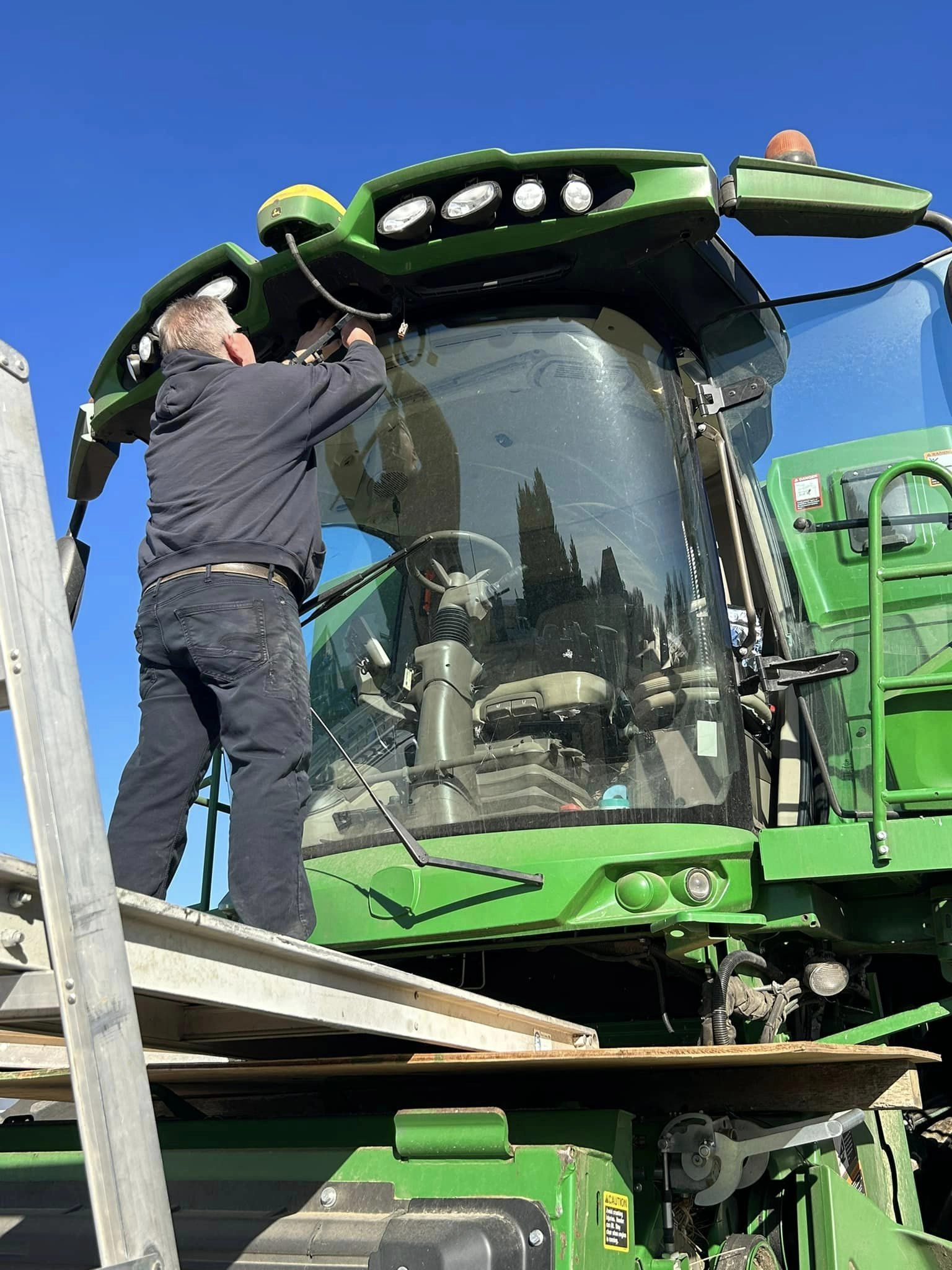 387146219_207705272330096_2314745342873203387_n Elkridge Glass